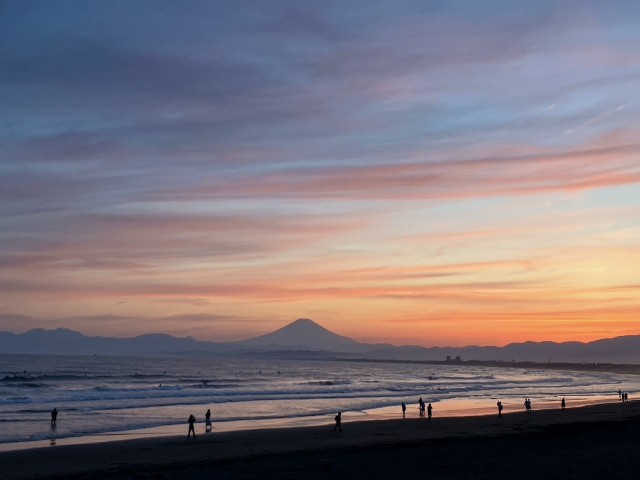夕焼けの湘南海岸から見える富士山が幻想的で美しい