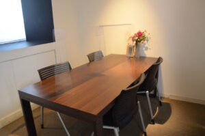 落ち着いた雰囲気の、ユーミーらいふ本社の相談室