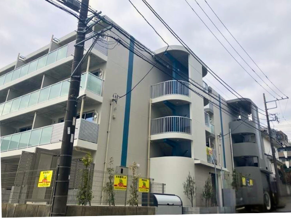 藤沢市円行に完成した、賃貸RC造マンション「Casa Brisa 湘南台」の爽やかな配色の外観